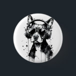 Chapa Redonda De 2,5 Cm Auriculares Guay Dog Mascotas cortos Tinta blanca<br><div class="desc">Sube el estilo con este diseño de perro atrevido y artístico. Con unos audífonos de cachorro chillones,  este ostentoso ilustracion blanco y negro combina la música,  la actitud y el arte moderno. Es perfecto para todo aquel que ame los perros,  los latidos y las animaciones expresivas.</div>