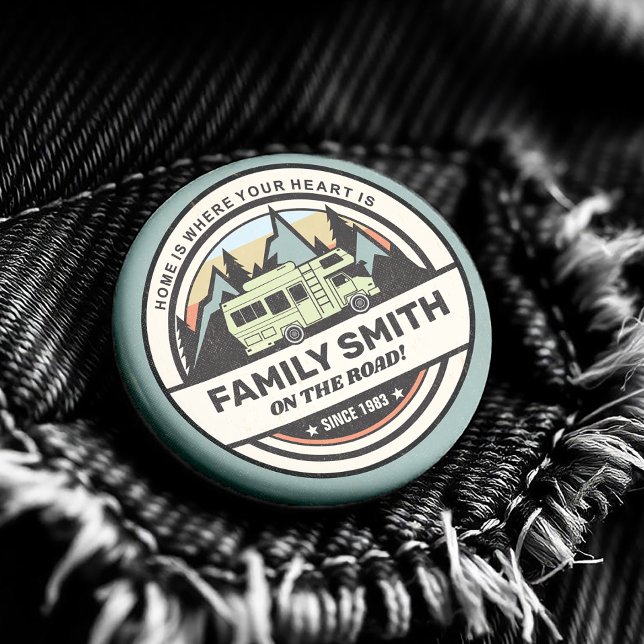 Chapa Redonda De 2,5 Cm Aventuras familiares personalizadas para caravanas (Adventure awaits! This is the ultimate button/badge as you explore the great outdoors.)