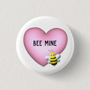 Chapa Redonda De 2,5 Cm Bee Mine Fuzzy Bumblebee con el corazón puffy rosa