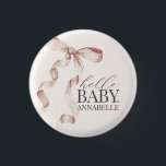 Chapa Redonda De 2,5 Cm Beige Hello Baby Bow Chica Baby Shower Favorece<br><div class="desc">¡Eleva tu ducha de bebé con esta decoración Fiesta de Coquette Beige Bow! Este diseño atemporal añade un toque de elegancia y encanto a cualquier evento, con un hermoso arco decorado con delicados tonos dorados y beige. Esta colección impresionará a sus invitados y creará recuerdos duraderos y será perfecta para...</div>