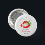 Chapa Redonda De 2,5 Cm Berry de fresa dulce primer cumpleaños<br><div class="desc">Estos botones de fresa dulce son perfectos para cualquier pequeño que celebre su primer cumpleaños este año. El diseño presenta una fresa acuarela pintada a mano y un texto de plantilla fácil de personalizar. Se pueden encontrar elementos fiestas coincidentes en la colección.</div>