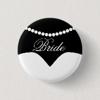 Boda blanco negro vestida con collar de perlas