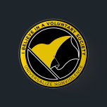 Chapa Redonda De 2,5 Cm Botones de Voluntaryist<br><div class="desc">botones de la bandera del Anarcho-capitalista.  Me lee "creen en una sociedad voluntaria.  Universalize el nonviolence. 

El color de fondo es adaptable cuando usted hace clic el "personalizar él" botón.</div>