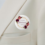 Chapa Redonda De 2,5 Cm Bridesmaid flores de color agua burdeos blanco<br><div class="desc">Un boho bohemio de moda para una ducha nupcial o un boda. Decorado con rosas de color agua en burdeos y rosa. Elegante fondo blanco. Un marco geométrico de oro falso. Con el texto: Noviaria escrita con una escritura de estilo con letras a mano. Plantilla para el nombre de la...</div>