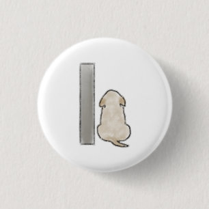 Chapa Redonda De 2,5 Cm Cachorro beige sentado junto a un poste gris
