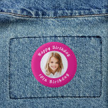 Chapa Redonda De 2,5 Cm Chica fotográfico rosa caliente de la fiesta de cu<br><div class="desc">Un fondo rosado caliente. Personalice y agregue una foto y una edad. Con el texto: Feliz cumpleaños. Texto curvado. Texto de color blanco.</div>