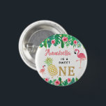 Chapa Redonda De 2,5 Cm Chicas de la Playa Tropical de Luau de Verano Prim<br><div class="desc">Celebre con estilo con estos divertidos y muy modernos botones de fiesta de primer cumpleaños. El diseño es fácil de personalizar con la redacción de tu evento especial y tus invitados estarán encantados cuando reciban estos fabulosos botones. Se pueden encontrar elementos fiestas coincidentes en la colección.</div>