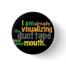 cinta aislante sobre su boca