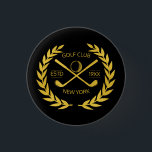 Chapa Redonda De 2,5 Cm Club de Golf personalizado Gold Elegant Minimal mo<br><div class="desc">Personalizado club de golf de oro elegante, moderno, minimalista, de diseño de moda. El botón personalizado del club de golf con una corona de laurel, dos clubes de golf cruzados y una pelota de golf. Pañón de botón de golf personalizado con su logo, nombre, texto, año, etc. Elegante botón del...</div>