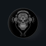 Chapa Redonda De 2,5 Cm Cráneo del azúcar de DJ - negro<br><div class="desc">DJ elaborado azucara el diseño del cráneo adornado con remolinos y modelos de punto complejos. Los auriculares se sientan encima del cráneo con dos alambres que cuelgan abajo. Las líneas y los círculos del complejo son negro sólido mientras que el interior del cráneo se acaba con las sombras destacadas del...</div>
