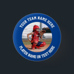 Chapa Redonda De 2,5 Cm Crea tu propia foto de equipo deportivo<br><div class="desc">Foto de un catcher de softball listo para recibir la pelota del lanzador sobre un botón de pasador. La plantilla de la foto es fácil de personalizar. Regalo para un jugador o equipo de softball, béisbol, hockey, baloncesto, fútbol o cualquier otro deporte. Coloque fácilmente una foto cuadrada en la plantilla...</div>