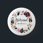 Chapa Redonda De 2,5 Cm Criada de novias con flores de higo y rosa<br><div class="desc">Diseño de dama de honor rosa,  borgoña e higo floral. Floral acuarela,  follaje y fruta pintada a mano y texto de escritura moderno. Parte de una suite boda.</div>