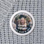 Chapa Redonda De 2,5 Cm Cualquier foto de graduación de texto felicita a l<br><div class="desc">Diga felicitaciones y muestre su orgullo por el graduado con geniales botones de foto personalizados / insignias. (IMAGEN PLACEMENT TIP: Una manera fácil de centrar una foto exactamente como quieres es recortarla antes de subirla al sitio web de Zazzle.) Todo el texto es simple de personalizar con nombre, año de...</div>