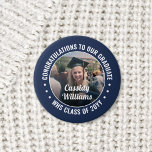 Chapa Redonda De 2,5 Cm Cualquier foto de graduación de texto felicita a l<br><div class="desc">Diga felicitaciones y muestre su orgullo por el graduado con geniales botones de foto personalizados / insignias. (IMAGEN PLACEMENT TIP: Una manera fácil de centrar una foto exactamente como quieres es recortarla antes de subirla al sitio web de Zazzle.) Todo el texto es simple de personalizar con nombre, año de...</div>