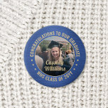 Chapa Redonda De 2,5 Cm Cualquier texto de graduación Foto Felicitaciones<br><div class="desc">Diga felicitaciones y muestre su orgullo por el graduado con geniales botones de foto personalizados / insignias. (IMAGEN PLACEMENT TIP: Una manera fácil de centrar una foto exactamente como quieres es recortarla antes de subirla al sitio web de Zazzle.) Todo el texto es simple de personalizar con nombre, año de...</div>