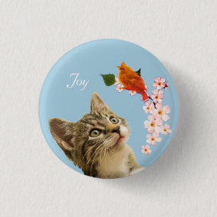 Chapa Redonda De 2,5 Cm Cute Tabby Cat, Flowers and Red Little Bird