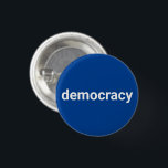 Chapa Redonda De 2,5 Cm Democracia simple texto minimalista blanco y azul<br><div class="desc">Democracia simple minimalista moderna tipografía botón demócrata azul. Personalizable completo de texto blanco sobre fondo de color editable azul.</div>