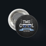 Chapa Redonda De 2,5 Cm Dos Chalkboard de Guay Boys segundo cumpleaños<br><div class="desc">Celebra con estilo con estos divertidos y muy modernos botones de 2º cumpleaños. El diseño es fácil de personalizar con la redacción de tu evento especial y tus invitados estarán encantados cuando vean estos fabulosos botones. Se pueden encontrar elementos coincidentes en la colección.</div>