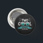 Chapa Redonda De 2,5 Cm Dos Chalkboard de Guay Boys segundo cumpleaños<br><div class="desc">Celebra con estilo con estos divertidos y muy modernos botones de 2º cumpleaños. El diseño es fácil de personalizar con la redacción de tu evento especial y tus invitados estarán encantados cuando vean estos fabulosos botones. Se pueden encontrar elementos coincidentes en la colección.</div>