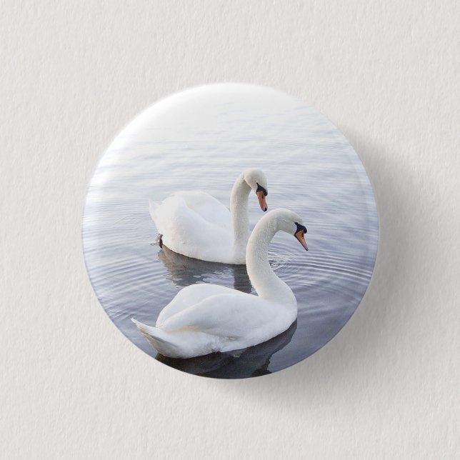 Chapa Redonda De 2,5 Cm Dos cisnes nadando en un lago tranquilo (Anverso)