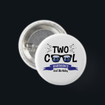 Chapa Redonda De 2,5 Cm Dos Guay Boys segundo cumpleaños<br><div class="desc">Celebra con estilo con estos divertidos y muy modernos botones de 2º cumpleaños. El diseño es fácil de personalizar con la redacción de tu evento especial y tus invitados estarán encantados cuando vean estos fabulosos botones. Se pueden encontrar elementos coincidentes en la colección.</div>