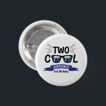 Chapa Redonda De 2,5 Cm Dos Guay Boys segundo cumpleaños<br><div class="desc">Celebra con estilo con estos divertidos y muy modernos botones de 2º cumpleaños. El diseño es fácil de personalizar con la redacción de tu evento especial y tus invitados estarán encantados cuando vean estos fabulosos botones. Se pueden encontrar elementos coincidentes en la colección.</div>