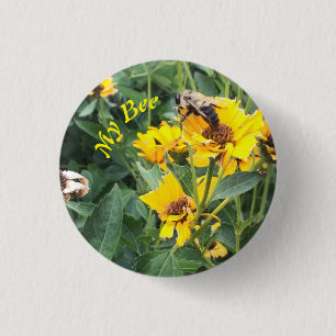 Chapa Redonda De 2,5 Cm El abejorro poliniza una flor amarilla