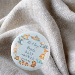 Chapa Redonda De 2,5 Cm Es un niño madero | Baby Shower de juguetes rellen<br><div class="desc">Presentamos un encantador y encantador diseño de Baby Shower, perfecto para celebrar la llegada de un bebé. Este diseño muestra un capricho de varios bloques de madera, adorables juguetes de transporte y animales adorablemente rellenos, creando una escena encantadora que cautivará el corazón de todos. La pieza central de este diseño...</div>