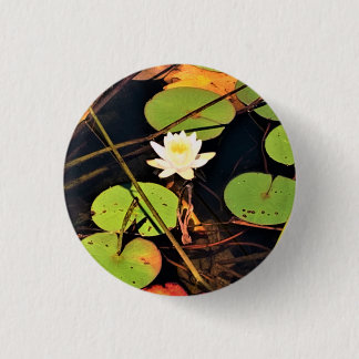 Chapa Redonda De 2,5 Cm "Ethereal Lily Pad Pond con Blossom Blanco Central