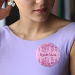 Chapa Redonda De 2,5 Cm Etiqueta de nombre con detalles de purpurina rosad<br><div class="desc">Un fondo rosado jocoso. Decorada con goteos en purpurina de imitación rosa,  con pinturas que gotean. Personalice y añada un nombre,  escrito con un guión de estilo con letras a mano moderno y elegante. Letras de color rosa.</div>
