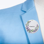 Chapa Redonda De 2,5 Cm Etiqueta de nombre de vegetación de lavanda eucali<br><div class="desc">Un fondo blanco moda. Decorado con flores de lavanda y vegetación eucaliptica. Personalice y agregue un nombre.</div>