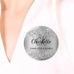 Chapa Redonda De 2,5 Cm Etiqueta de nombre elegante de plata<br><div class="desc">Un fondo falso plateado decorado con confeti. Personalice y agregue sus iniciales de monograma,  nombre y nombre completo.</div>