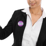 Chapa Redonda De 2,5 Cm Etiqueta de nombre holográfico de personalizado ro<br><div class="desc">Un fondo holográfico de color arcoiris y unicornio. Decorado con goteos en purpurina rosado y violeta,  con pinturas que gotean. Personalice y añada un nombre,  escrito con un guión de estilo con letras a mano moderno y elegante. Letras de color púrpura.</div>