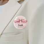 Chapa Redonda De 2,5 Cm Etiqueta de nombre rosa del arco de la dama de hon<br><div class="desc">Un fondo de color rosa suave y de color rosa. Decorado con un gran arco. Personalice y agregue el nombre de su dama de honor. Guión de estilo manuscrito negro.</div>
