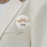 Chapa Redonda De 2,5 Cm Etiqueta del nombre de la crema beige de la novia<br><div class="desc">Un fondo beige de color crema. Decorado con un gran arco. Personalice y agregue el nombre de su dama de honor. Guión de estilo manuscrito negro.</div>
