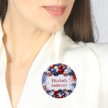 Chapa Redonda De 2,5 Cm Etiqueta Patriótica de los Estados Unidos con band<br><div class="desc">Fondo blanco. Decorada con globos de colores patrióticos en azul y blanco rojo. Espuma azul y roja. Personalice y agregue un nombre.</div>