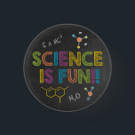 Chapa Redonda De 2,5 Cm Fiesta de cumpleaños de la ciencia | Ciencia diver<br><div class="desc">Fiesta de cumpleaños de la ciencia | La ciencia es botón divertido - ¡Ponte tu abrigo de laboratorio y prepárate para divertirte explosivamente! Es el toque decorativo perfecto para tu fiesta científico. Sin necesidad de pruebas o experimentos, este botón los pasa a todos con colores voladores. Este botón funky es...</div>