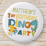 Chapa Redonda De 2,5 Cm fiesta de cumpleaños de un niño de dinosaurio chin<br><div class="desc">Compuesto de divertidos sans serif tipografía manuscrita; dinosaurios Cute T-REX en el fondo Esto es diseñado por Select Fiesta Supplied,  exclusivo para Zazzle. Disponible aquí: http://www.zazzle.com/store/selectpartysupplies</div>