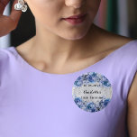 Chapa Redonda De 2,5 Cm Flores azules plateadas de cumpleaños<br><div class="desc">Un fondo falso plateado decorado con purpurinas falsos,  chispas y flores azules. Personalice y su nombre y la fecha del fiesta.</div>