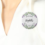 Chapa Redonda De 2,5 Cm Flores de lavanda de cumpleaños eucalipto verde<br><div class="desc">Un botón para un fiesta de boho, estilo de país francés, cualquier edad. Un fondo blanco de moda adornado con flores de lavanda y vegetación eucaliptica. El texto: El nombre está escrito con un gran guión moderno de estilo con letras a mano. Personalice y agregue una fecha, nombre y edad....</div>