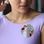 Chapa Redonda De 2,5 Cm Flores de plata de la dama de honor burgundy<br><div class="desc">Un boho bohemio de moda para una ducha nupcial o un boda. Decorado con rosas de color agua en burdeos y rosa. Elegante fondo falso plateado metálico. Un marco geométrico falso de plata. Con el texto: Noviaria escrita con una escritura de estilo con letras a mano. Plantilla para el nombre...</div>