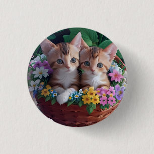 Chapa Redonda De 2,5 Cm Gatitos curiosamente curados en una cesta de flore
