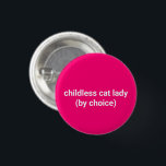 Chapa Redonda De 2,5 Cm Gato sin hijos dama por elección divertido rosa ca<br><div class="desc">gatita sin hijos por elección minimalistas mujeres modernas chistoso botón rosa caliente fresco. Personalizable completo de texto blanco sobre fondo de color modificable rosa caliente. Disponible en muchos colores y opciones de estilo.</div>