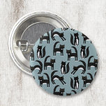 Chapa Redonda De 2,5 Cm Gatos blancos y negros de Tuxedo<br><div class="desc">Los gatos de esmoquin blanco y negro que se dedican a sus asuntos. Un patrón divertido en un fondo azul medio.</div>