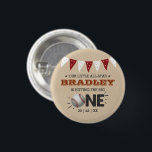 Chapa Redonda De 2,5 Cm Golpear al más grande | Primer cumpleaños del béis<br><div class="desc">Celebra con estilo con estos divertidos y muy modernos botones de 1er cumpleaños. El diseño es fácil de personalizar con la redacción de tu evento especial y tus invitados estarán encantados cuando vean estos fabulosos botones. Se pueden encontrar elementos coincidentes en la colección.</div>