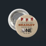 Chapa Redonda De 2,5 Cm Golpear al más grande | Primer cumpleaños del béis<br><div class="desc">Celebra con estilo con estos divertidos y muy modernos botones de 1er cumpleaños. El diseño es fácil de personalizar con la redacción de tu evento especial y tus invitados estarán encantados cuando vean estos fabulosos botones. Se pueden encontrar elementos coincidentes en la colección.</div>