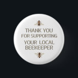Chapa Redonda De 2,5 Cm Gracias Por Apoyar A Su Beekeeper Bee Local<br><div class="desc">Gracias por apoyar a tu apicultor local en el texto 'grabado en relieve' de oro metálico sobre el blanco con abejas</div>