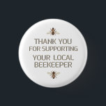 Chapa Redonda De 2,5 Cm Gracias Por Apoyar A Su Beekeeper Bee Local<br><div class="desc">Gracias por apoyar a tu apicultor local en el texto 'grabado en relieve' de oro metálico sobre el blanco con abejas</div>