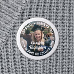 Chapa Redonda De 2,5 Cm Graduación Foto Clase de clase Año de texto modern<br><div class="desc">Diga felicitaciones y muestre su orgullo por el graduado con geniales botones de foto personalizados / insignias. (IMAGEN PLACEMENT TIP: Una manera fácil de centrar una foto exactamente como quieres es recortarla antes de subirla al sitio web de Zazzle.) Todo el texto es simple de personalizar con nombre, año de...</div>