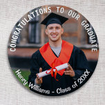 Chapa Redonda De 2,5 Cm Graduación Personalizado de foto  de texto Graduad<br><div class="desc">Celebra el éxito de la graduación con tu propio botón personalizado. Añade tu propia foto, que se mostrará a través de todo el botón, y las palabras que elijas que aparezcan alrededor del borde. Un divertido accesorio de novedad para el día de graduación, el botón también hace un pequeño pero...</div>